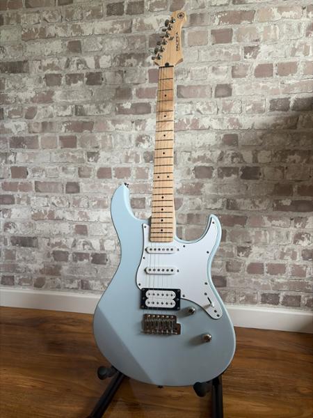 Yamaha Pacifica 112V in Ice Blue with Remote Lesson