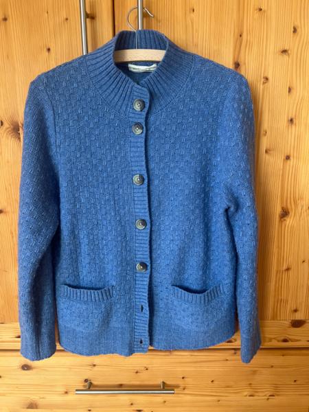Strickjacke mit Trichterkragen und Knöpfen