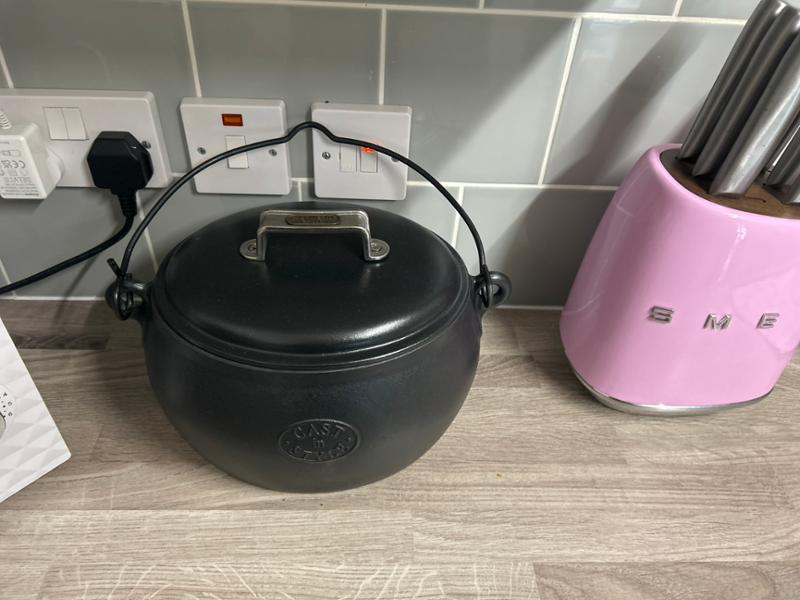 Cast iron pot