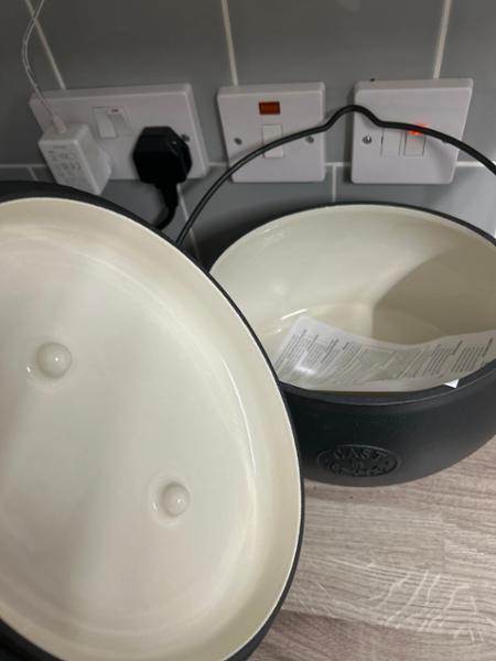 Cast iron pot
