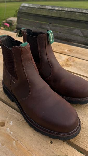 Misrepresentation of the colour of the leather boots.
